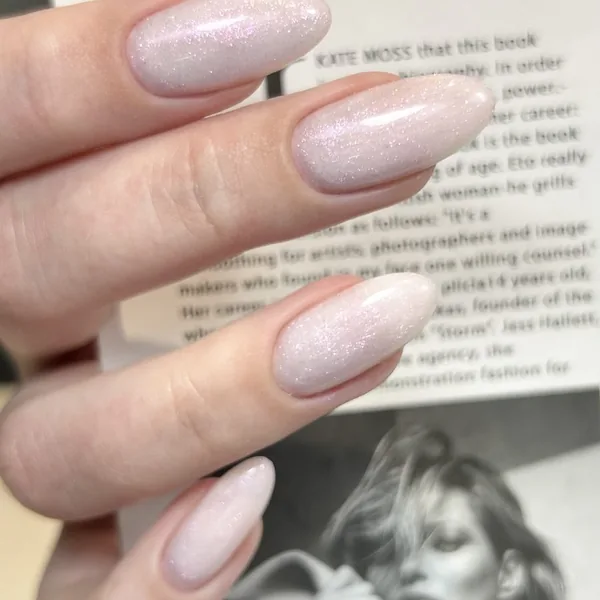 Перламутровый градиент от молочного к розовому на миндалевидных ногтях