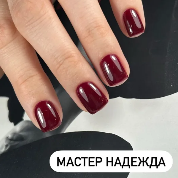 Глубокий винный оттенок с глянцевым финишем на овальных ногтях