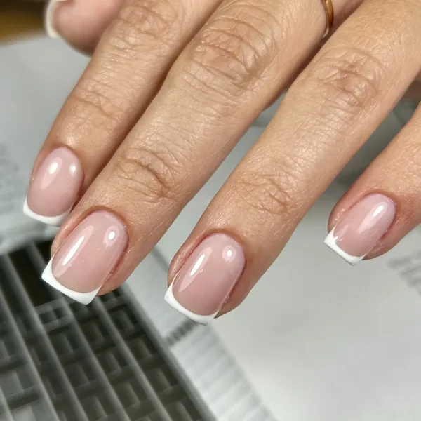 Нюдовый френч на коротких ногтях квадратной формы