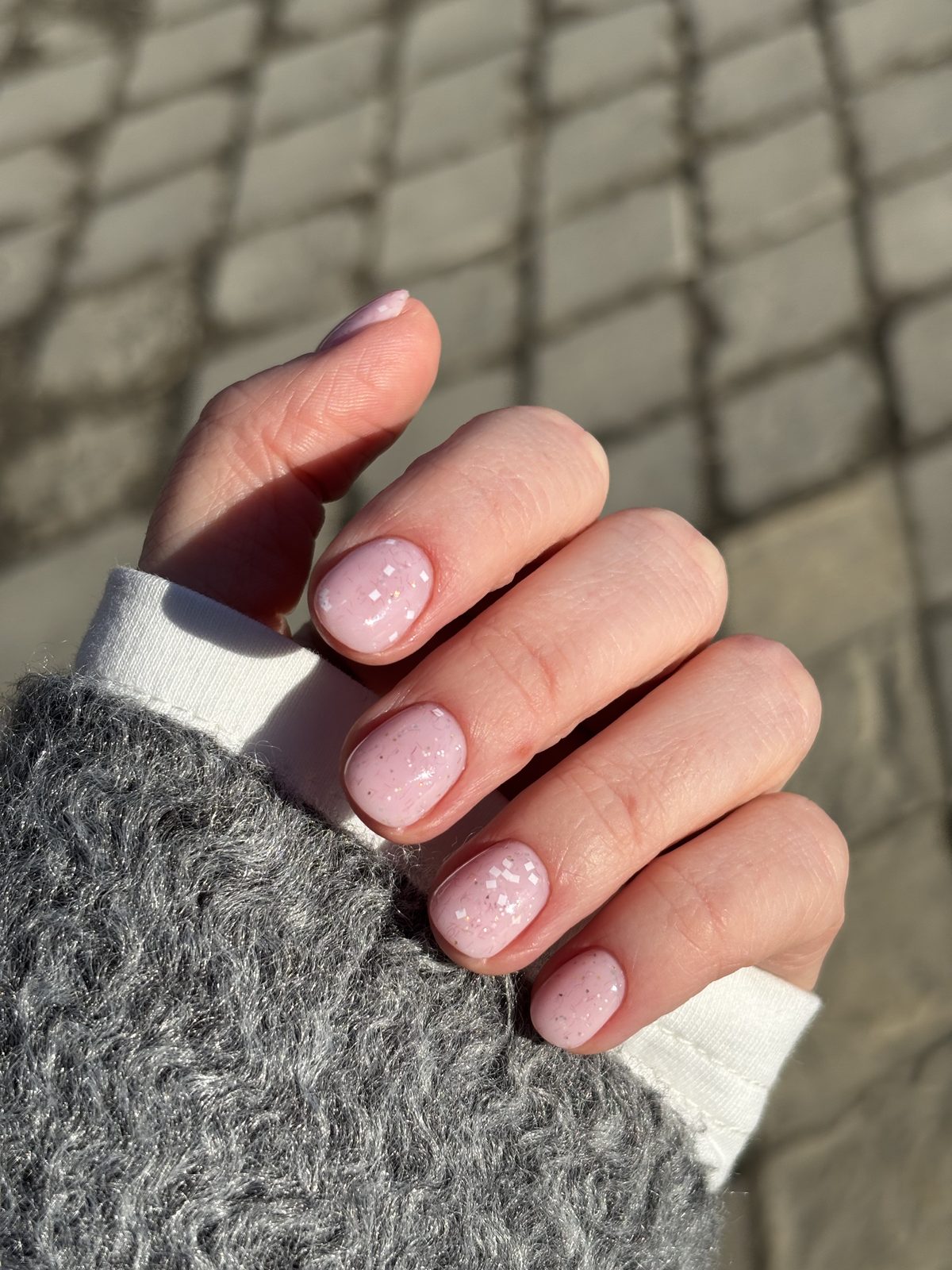 Нюдовый глянец на коротких ногтях